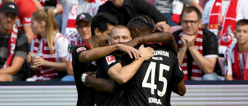 Der 1. FC Union feiert den Sieg in Köln, der zumindest vorerst die Tabellenführung bedeutet.