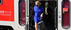 Franziska Giffey (SPD), Regierende Bürgermeisterin von Berlin, kommt mit dem RE1 auf dem Bahnhof Potsdam-Sanssouci an.
