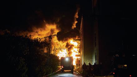 Feuerwehrleute des staatlichen ukrainischen Katastrophenschutzes löschen das Feuer nach einem Raketenangriff auf ein Elektrizitätswerk. Russland hat ukrainischen Angaben zufolge die kritische Infrastruktur der Ukraine beschossen. 