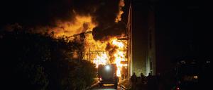 Feuerwehrleute des staatlichen ukrainischen Katastrophenschutzes löschen das Feuer nach einem Raketenangriff auf ein Elektrizitätswerk. Russland hat ukrainischen Angaben zufolge die kritische Infrastruktur der Ukraine beschossen. 