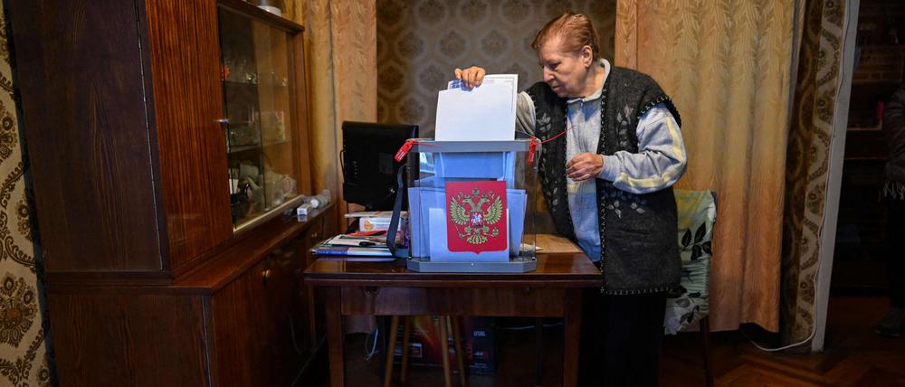 Eine russische Wählerin bei der Stimmabgabe in Moskau.