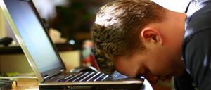 close-up of young man with head on laptop PUBLICATIONxINxGERxSUIxAUTxONLY Copyright: DanielxVineyard 30254755 