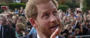 Prinz Harry begrüßt Menschen vor dem Windsor Castle