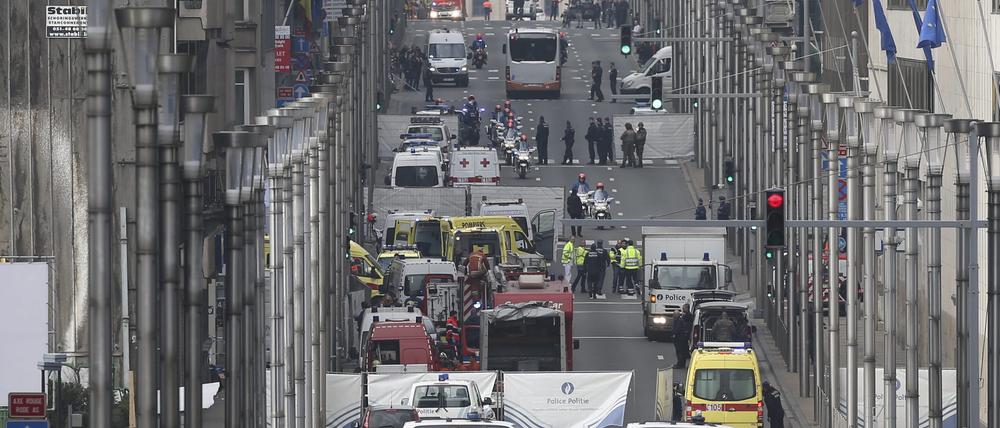 Rettungskräfte sind nach einem Anschlag auf die Metro-Station Maelbeek im Einsatz. Bei den Anschlägen am Flughafen und in der Metro von Brüssel töteten islamistische Attentäter 32 Menschen und verletzten mehr als 300.
