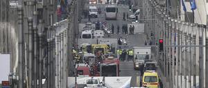 Rettungskräfte sind nach einem Anschlag auf die Metro-Station Maelbeek im Einsatz. Bei den Anschlägen am Flughafen und in der Metro von Brüssel töteten islamistische Attentäter 32 Menschen und verletzten mehr als 300.  