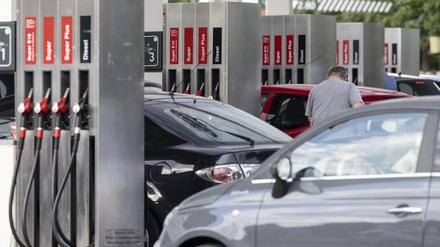 Dichter Andrang herrscht an einer Tankstelle in Frankfurt.