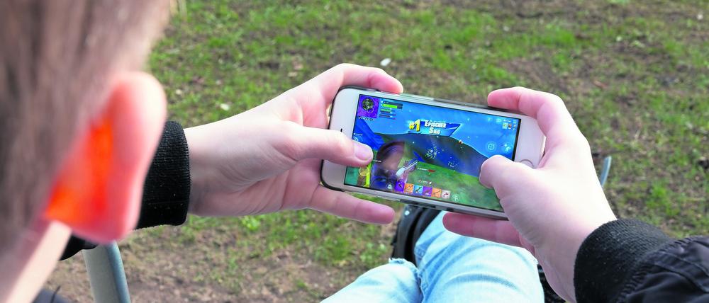 Ein Junge spielt auf einem Smartphone (Archivbild)