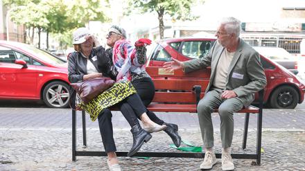 Laiendarsteller spielen auf der neuen Plauderbank an der Wollankstraße 97 Theater. Der Verein Silbernetz möchte Berliner Senioren mehr Möglichkeiten zum Plaudern bieten. Er hat deshalb in Wedding die ersten drei dauerhaften Plauderbänke in der Stadt initiiert. +++ dpa-Bildfunk +++