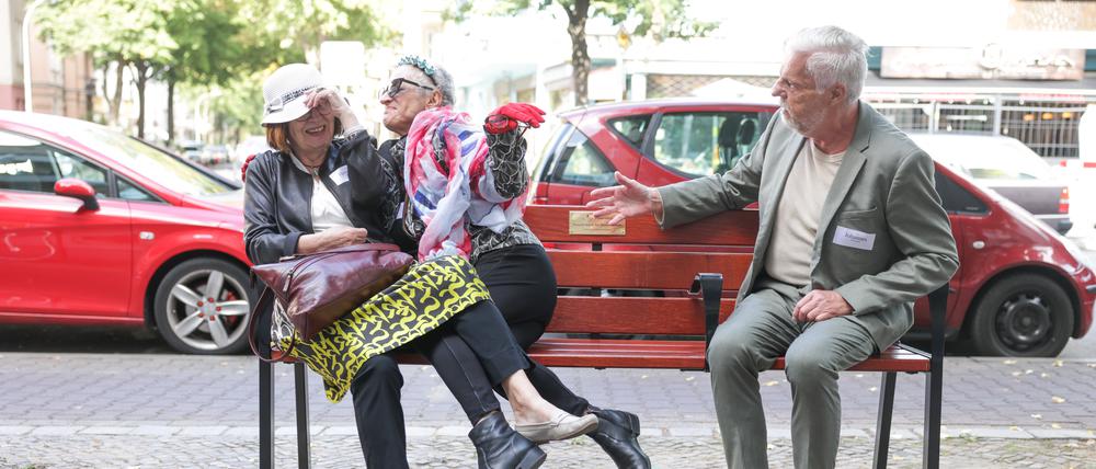 Laiendarsteller spielen auf der neuen Plauderbank an der Wollankstraße 97 Theater. Der Verein Silbernetz möchte Berliner Senioren mehr Möglichkeiten zum Plaudern bieten. Er hat deshalb in Wedding die ersten drei dauerhaften Plauderbänke in der Stadt initiiert. +++ dpa-Bildfunk +++