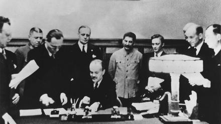 Unterzeichnung des sogenannten Nichtangriffspakts zwischen der Sowjetunion und Hitler-Deutschland am 23. August 1939.