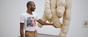 Aus Musselin, Latex, Metalldraht und Kissen besteht die hängende Skulptur „a short list of grievances“. cameron clayborn zeigt sie im Hamburger Bahnhof.