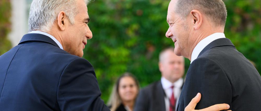 Jair Lapid (l), Ministerpräsident von Israel, wird von Bundeskanzler Olaf Scholz (SPD) vor dem Bundeskanzleramt begrüßt. 