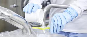 Made in Berlin: Ein Mitarbeiter der Berlin-Chemie-Produktion in Britz füllt Tabletten in eine Verpackung ab.
