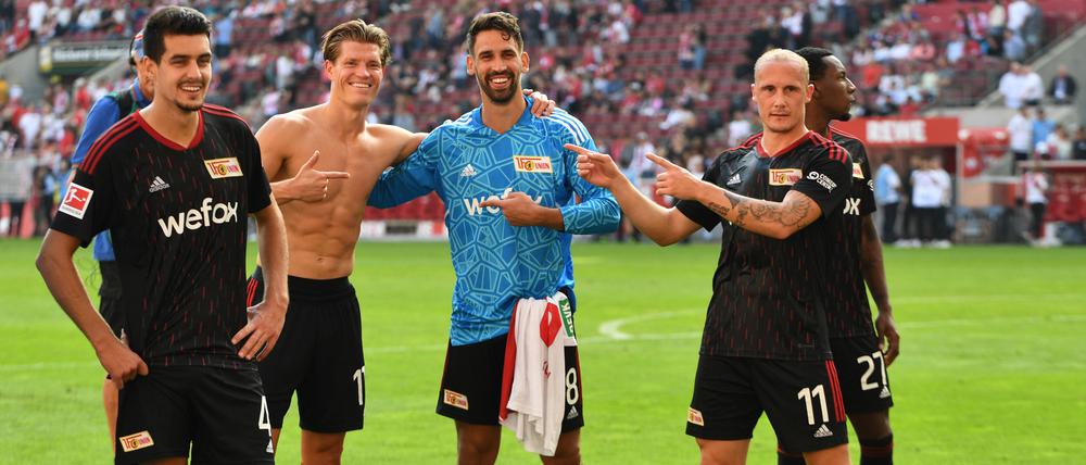 Rani Khedira (Mi.) trug zwar das Trikot von Lennart Grill, stand gegen Köln aber nicht im Tor des 1. FC Union. Trotzdem feierten ihn seine Mitspieler Kevin Behrens (2. v.l.) und Sven Michel (re.).
