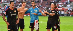 Rani Khedira (Mi.) trug zwar das Trikot von Lennart Grill, stand gegen Köln aber nicht im Tor des 1. FC Union. Trotzdem feierten ihn seine Mitspieler Kevin Behrens (2. v.l.) und Sven Michel (re.).
