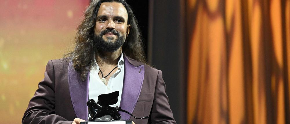 FIlmuni-Absolvent Pedro Harres mit dem Löwen-Preis beim Festival in Venedig.