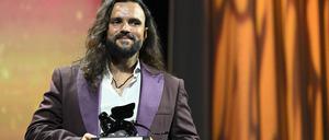 FIlmuni-Absolvent Pedro Harres mit dem Löwen-Preis beim Festival in Venedig.