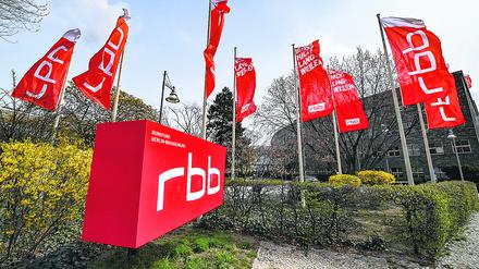 ARCHIV - 15.04.2021, Berlin: Das Logo und Fahnen vom Fernsehsender und Radiosender Rundfunk Berlin-Brandenburg rbb am Standort Berlin Masurenallee. (zu dpa «RBB-Rundfunkrat tagt früher zur Vertragsauflösung von Schlesinger») Foto: Jens Kalaene/dpa-Zentralbild/dpa +++ dpa-Bildfunk +++