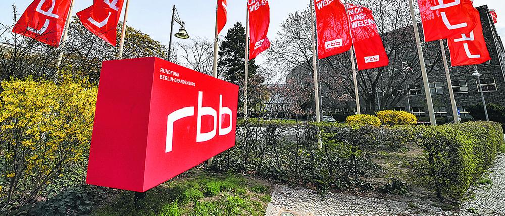 ARCHIV - 15.04.2021, Berlin: Das Logo und Fahnen vom Fernsehsender und Radiosender Rundfunk Berlin-Brandenburg rbb am Standort Berlin Masurenallee. (zu dpa «RBB-Rundfunkrat tagt früher zur Vertragsauflösung von Schlesinger») Foto: Jens Kalaene/dpa-Zentralbild/dpa +++ dpa-Bildfunk +++