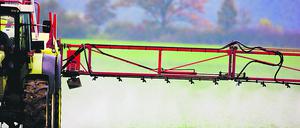 Ein Landwirt versprüht Pflanzenschutzmittel auf einem Feld.