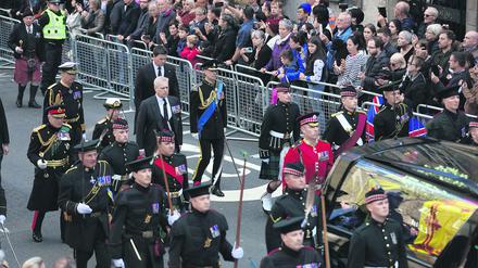 Begleitet von Zehntausenden Schaulustigen, schottischen Wachen und den Kindern der Queen, Charles (vorletzte Reihe, von links), Anne, Andrew und Edward, wird der Sarg der Königin durch Edinburghs Innenstadt geleitet. In der St. Giles Cathedral fand anschließend ein Gottesdienst statt.