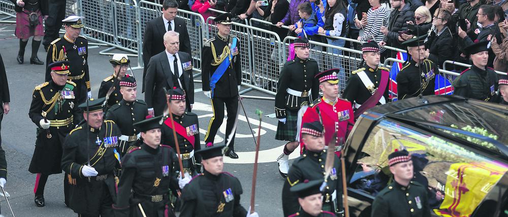 Begleitet von Zehntausenden Schaulustigen, schottischen Wachen und den Kindern der Queen, Charles (vorletzte Reihe, von links), Anne, Andrew und Edward, wird der Sarg der Königin durch Edinburghs Innenstadt geleitet. In der St. Giles Cathedral fand anschließend ein Gottesdienst statt.