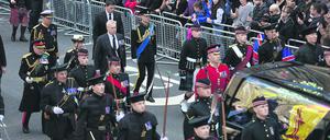 Begleitet von Zehntausenden Schaulustigen, schottischen Wachen und den Kindern der Queen, Charles (vorletzte Reihe, von links), Anne, Andrew und Edward, wird der Sarg der Königin durch Edinburghs Innenstadt geleitet. In der St. Giles Cathedral fand anschließend ein Gottesdienst statt.