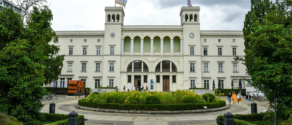 Das Gebäude des Hamburger Bahnhofs gehört jetzt dem Bund, der es der Stiftung Preußischer Kulturbesitz zur Verfügung stellt. Das Museum Hamburger Bahnhof ist Teil der Nationalgalerie und gehört zum Verbund der Staatlichen Museen zu Berlin.