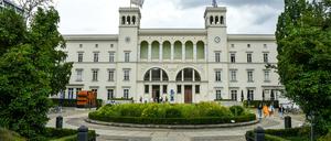 Das Gebäude des Hamburger Bahnhofs gehört jetzt dem Bund, der es der Stiftung Preußischer Kulturbesitz zur Verfügung stellt. Das Museum Hamburger Bahnhof ist Teil der Nationalgalerie und gehört zum Verbund der Staatlichen Museen zu Berlin.