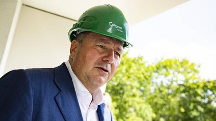 Bausenator Andreas Geisel beim Besuch der Wohnbauprojekt der DEGEWO am Friedrich-Kayssler-Weg in Neukoelln in Berlin am 25. August 2022. Buergermeisterin Giffey und Bausenator Geisel auf Neubautour in Berlin *** Building Senator Andreas Geisel visiting the housing project of DEGEWO at Friedrich Kayssler Weg in Neukoelln in Berlin on 25 August 2022 Mayor Giffey and Building Senator Geisel on new construction tour in Berlin 