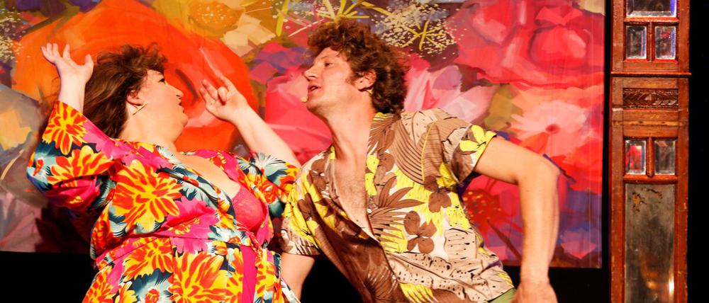 Luzie und Dietmar, das Liebespaar in Rosa von Praunheims Musical „Die Bettwurst“