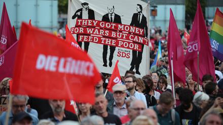 Zahlreiche Menschen nehmen an einer linken Demonstration gegen die Energie- und Sozialpolitik der Bundesregierung in Leipzig teil.
