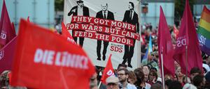 Zahlreiche Menschen nehmen an einer linken Demonstration gegen die Energie- und Sozialpolitik der Bundesregierung in Leipzig teil.