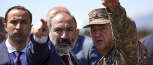 Nikol Paschinjan, Ministerpräsident von Armenien, spricht mit einem Offizier der armenischen Armee.