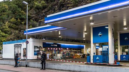 Polizisten sichern am Morgen nach der Tat die Tankstelle, in der am Vortag ein Kassierer erschossen wurde.