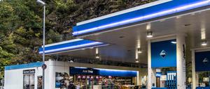 Polizisten sichern am Morgen nach der Tat die Tankstelle, in der am Vortag ein Kassierer erschossen wurde.