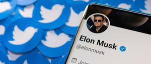 Das Twitter-Profil von Elon Musk ist auf einem Smartphone zu sehen.