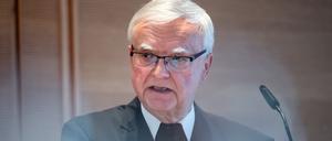 Erzbischof Heiner Koch, Bischof des Erzbistums Berlin, äußert sich bei einer Pressekonferenz zur Vorstellung des Gutachtens «Sexueller Missbrauch an Minderjährigen durch katholische Priester, Diakone und männliche Ordensangehörige im Bereich des Erzbistums Berlin seit 1946» im Tagungszentrum Katholische Akademie. Das Erzbistum Berlin hat im November 2018 bei der Anwaltskanzlei Redeker Sellner Dahs eine Untersuchung der Akten über die Personen beauftragt, bei denen im Rahmen der sogenannten «MHG-Studie», einem Forschungsprojekt der Deutschen Bischofskonferenz zur Häufigkeit des sexuellen Missbrauchs Minderjähriger durch Kleriker, Verdachtsmomente aufgekommen sind. +++ dpa-Bildfunk +++