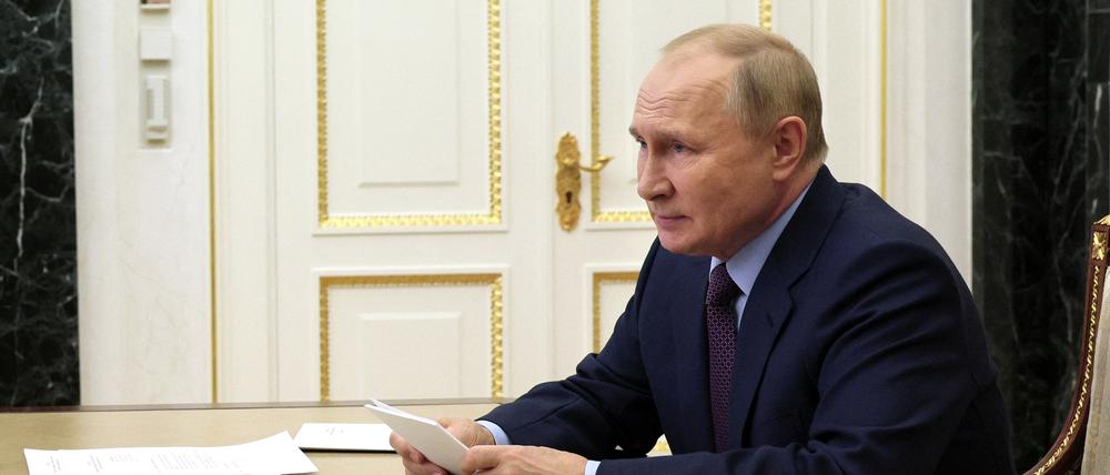 Wladimir Putin nimmt in Moskau an einer Videokonferenz teil.