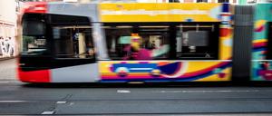 Mahnwache nach einem Angriff auf eine Transfrau in einer Bremer Straßenbahn.