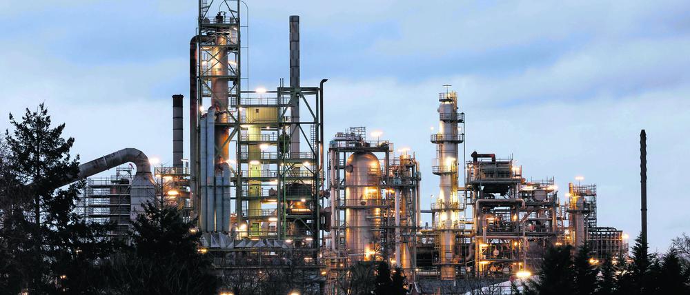 IMAGO Nature: Unsere Erde, Energiequellen, Erdgas Industrieanlagen an der Shell Rheinland Raffinerie am Standort in Godorf bzw. Wesseling. Wesseling, 09.02.2022 *** Industrial facilities at the Shell Rheinland refinery at the site in Godorf or Wesseling Wesseling, 09 02 2022 Foto:xC.xHardtx/xFuturexImage