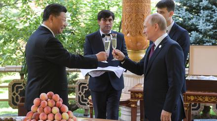 Wladimir Putin gratuliert Xi Jinping im Juni 2019 in Tadschikistan zu dessen 66. Geburtstag.