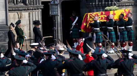 Der Sarg der Queen wird vom Palace of Holyroodhouse zur St. Giles Cathedral gebracht.
