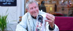 Rentner Helmut Nestler verbringt seine Freizeit im Café „Grenzenlos“ in der Plesser Straße 1 in Berlin Treptow. Er kennt sich aus mit Technik und repariert gerne.