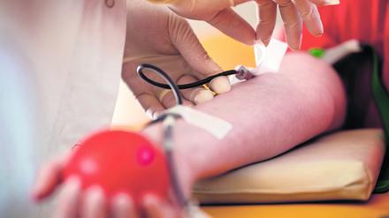 Wessen Immunsystem nicht einspringen kann, um den Körper vor Infekten zu schützen, dem müssen Antiköper von außen zugeführt werden – gewonnen aus Blutplasma.
