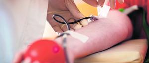 Wessen Immunsystem nicht einspringen kann, um den Körper vor Infekten zu schützen, dem müssen Antiköper von außen zugeführt werden – gewonnen aus Blutplasma.