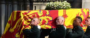 Königliche Wachen mit dem Sarg der Queen in Edinburgh 