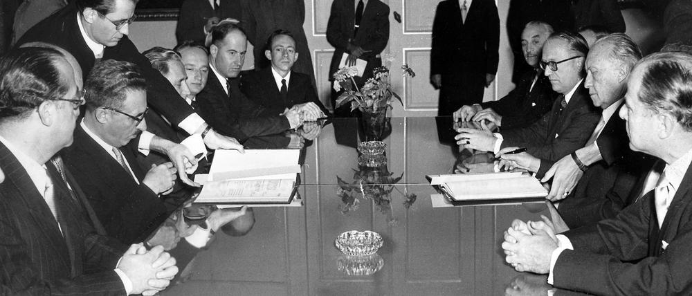 Am Morgen des 10. September 1952 wurde im kleinen Empfangssaal des Luxemburger Stadthauses das deutsch-israelische Wiedergutmachungsabkommen von Bundeskanzler Konrad Adenauer und dem israelischen Außenminister Moshe Sharett unterzeichnet.