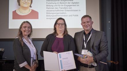 Katharina Scheiter (Mitte) erhält in Hildesheim den Franz Emanuel Weinert-Preis