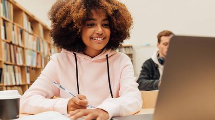Kiezbibliothek statt Klassenzimmer.  Beim Hybridunterricht können Schüler:innen online in ihrem eigenen Tempo arbeiten. 